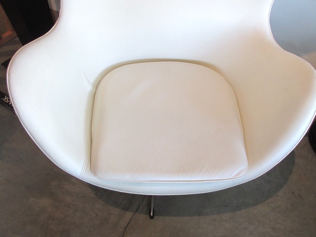 Arne Jacobsen Style White Leather Egg Chair